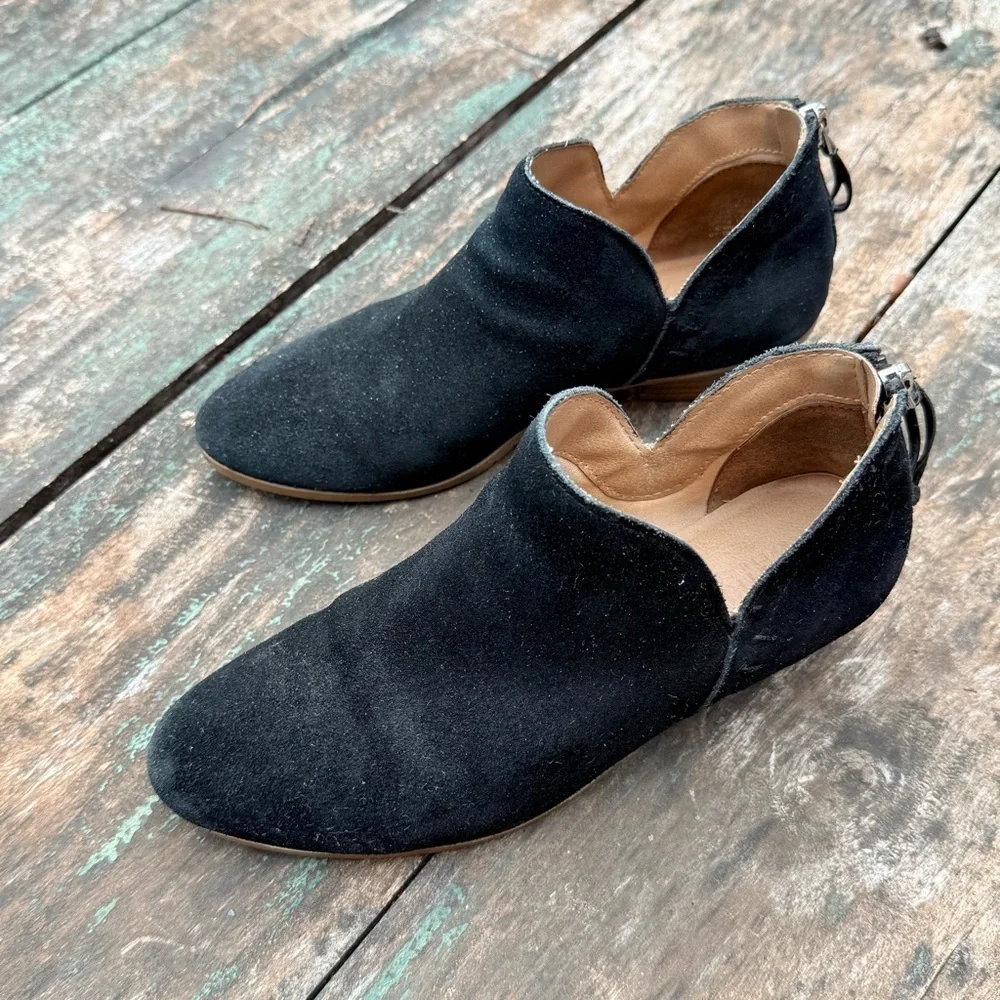 Kenneth Cole Reaction Black Suede Ankle Booties Back Zip Low Heel Size 6.5
